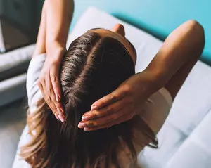 Hvordan undgår man fedtet hår?