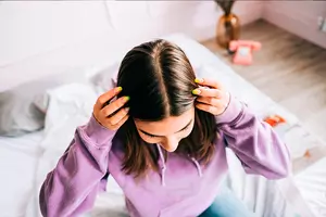 Sådan stopper du skæl i håret