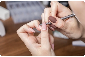 Så nemt er det at lave dine egne negle