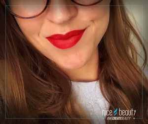 Smukke røde læber som holder i timevis!