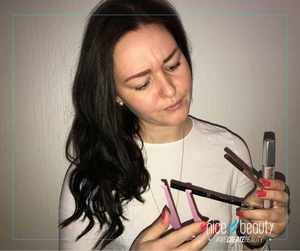 Charme, selvtillid og knivskarpe bryn!