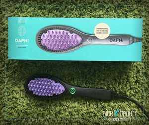 Glatte Locken mit der Dafni Glättebürste