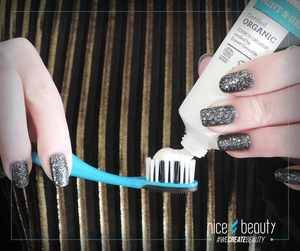 Børst tænder i mint og grøn te